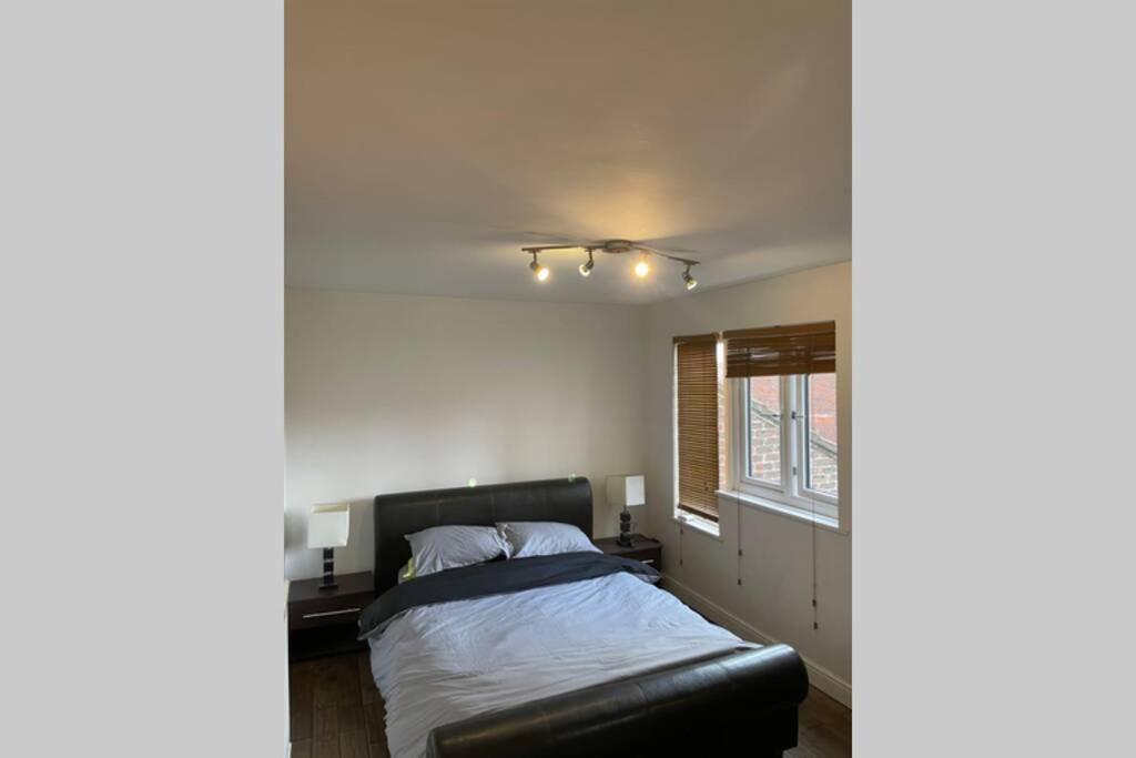 Beautiful Apartment Right Off Of Broadway Market London Eksteriør billede